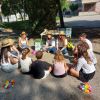 Nens i nenes de primària experimenten al 'Jardí de les Papallones' de la URV