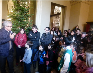 L'alcalde Josep Fèlix Ballesteros felicitant als nens pel seu esperit solidari