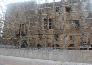 Imatge que presenta actualment l'edifici de Ca l'Ardiaca al Pla de la Seu