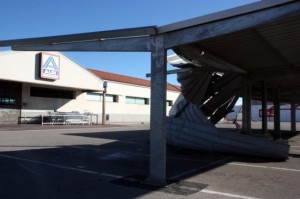 La coberta de l'aparcament d'aquest supermercat, a Valls, destrossada pel vent, on també ha malmès la zona de rentat de vehicles