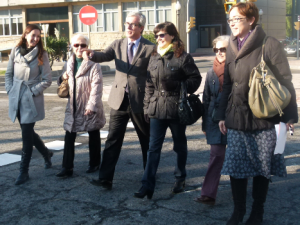 L'alcalde Ballesteros, la regidora Floria i altres representants veïnals creuant el nou pas de vianants aquest matí