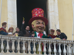 L'Home dels Nassos acompanyat de representants municipals al balcó de l'Ajuntament