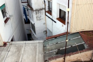 El mosso es va precipitar en trencar-se la claraboia del celobert en aquest edifici ocupat de Tarragona