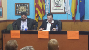 Agustí Mallol acompanyat del president veïnal José Ruiz a la conferència 'Tarragona, valor i força'