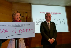 La periodista Raquel Sans ha introduït la conferència, en nom del Col·legi de Periodistes de Tarragona