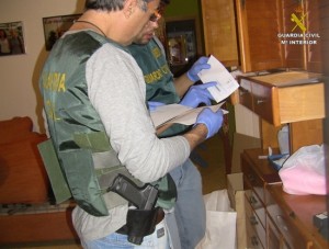 Un agent de la Guàrdia Civil registra documentació relacionada amb la banda. Foto ACN