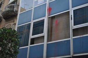 Uns desconeguts van tirar pintura a la façana. Foto: Enrique Canovaca