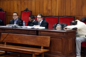 Els tres acusats i els seus advocats, el 6 de febrer en el judici que se celebra a l'Audiència de Tarragona.