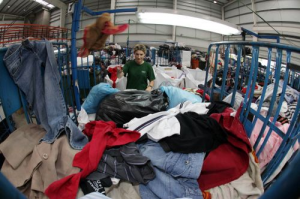 Piles de roba recollides per l'ONG