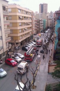 Desplegament dels bombers al carrer Sant Antoni Maria Claret. Foto: Tarragona Ràdio