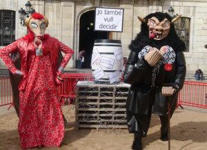 El Ninot i la Ninota acompanyant la Bóta del Carnaval 2014 de Tarragona