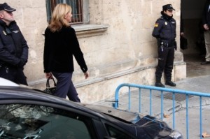 La infanta Cristina fent els últims metres a peu per entrar als jutjats de Palma