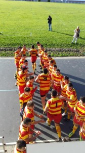 L'equip sub18 de la selecció catalana fent el passadís als seus companys de Sub21 abans del partit contra Astúries.