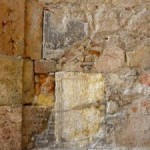 Esquitxades de ciment malmeten les inscripcions romanes del carrer Merceria