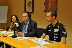 L'alcalde, Daniel Masagué, junt a la regidora d'Esports, Francisca Felguera, i Àngel Batlle, promotor de la cursa