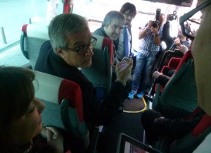 Ballesteros a l'interior del bus provant el servei wifi