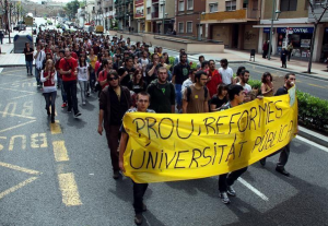 Estudiants tarragonins han sortit aquest matí en defensa de l'ensenyament públic i de qualitat. Foto: Tarragona Ràdio.