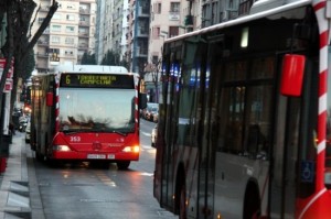 Imatge de dos autobusos de l'Empresa Municipal de Transports (EMT) de Tarragona. 