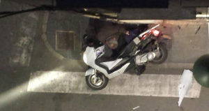 La moto, envestida per un vehicle, ha quedat tumbada al carrer Lleó