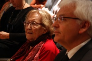 La poeta Montserrat Abelló i el conseller de Cultura, Ferran Mascarell, a la Sala Cotxeres del Palau Robert. Foto ACN