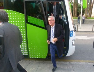 L'alcalde Ballesteros baixant del nou bus exprés
