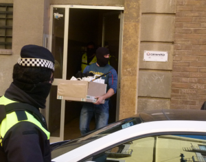 Material requisat pels efectius policials. Foto: Adrià Recasens / Tarragona21