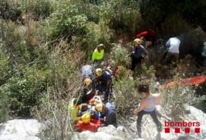 Moment del rescat de l'escaladora accidentada a Cornudella de Montsant (Priorat)