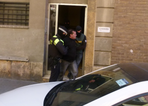 Un dels detinguts a l'operatiu policial. Foto: Adrià Recasens / Tarragona21