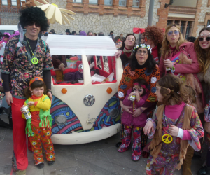 Una caravana hippy també present a la baixada pajaritu