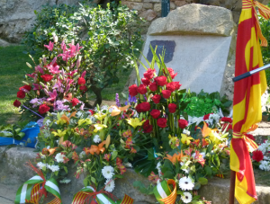 El monòlit de Blas Infante s'ha omplert de flors