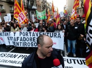 Jordi Salvador, portaveu d'UGT, amb la manifestació de fons