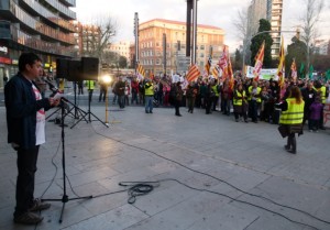 Toni Peco, portaveu de la Plataforma Ciutadana en defensa dels drets públics, llegint el manifest al final de la marxa