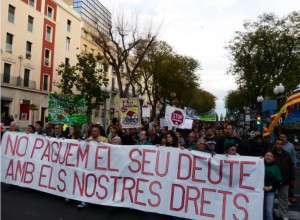 Un instant de la marxa en el seu pas per la Rambla Nova