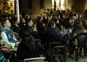 Les terrasses dels bars de la Plaça de la Font que han oferit el partit s'han omplert