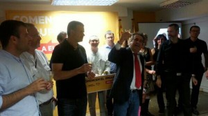 Josep Andreu celebra el triomf amb la 'parròquia' republicana. Foto: Joan Marc Salvat