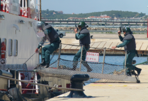 La Guàrdia Civil puja al vaixell segrestat