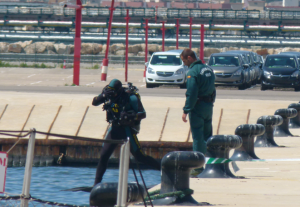 Bussejadors per cercar explosius a la part baixa del vaixell