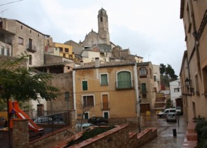 Les cases perjudicades per l'esquerda a Barberà de la Conca estan a prop de l'església, que també està afectada. 