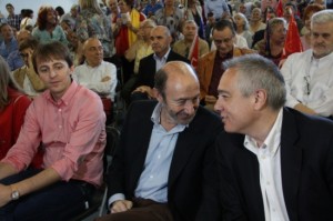 López, Rubalcaba i Navarro abans d'intervenir a l'acte polític de Tarragona. Foto: ACN
