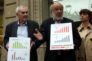 Josep Maria Terricabras i Ernest Maragall han presentat uns gràfics sobre l'endeutament creixent de la Generalitat i la reducció de la inversió pública. Foto:ACN