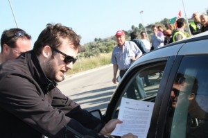 Un piquet sindical explicant a un conductor els motius de la convocatòria de vaga als accessos a la nuclear d'Ascó, fa una setmana. Foto: ACN