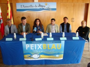 Els alcaldes i regidors de Cambrils i l'Ametlla de Mar, aquest dimarts durant la presentació de les Jornades Gastronòmiques del Peix Blau a l'Ametlla de Mar. Foto: ACN