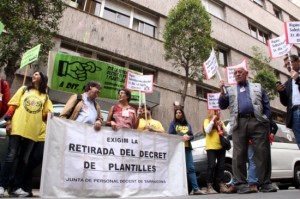 Una trentena de representants sindicals han participat en la concentració davant dels Serveis Territorials d'Ensenyament a Tarragona.