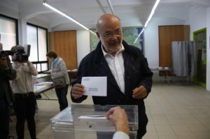 El candidat d'ERC a les eleccions europees, Josep Maria Terricabras, mostrant la butlleta amb el seu vot. Foto: ACN