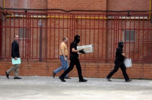 Agents de la Guàrdia Civil s'han endut una caixa de l'edifici del barri de Campclar de Tarragona. Foto: ACN