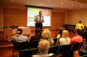 El sergent Xavier Yuste, cap del Grup Central de Proximitat i Relacions amb la Comunitat dels Mossos d'Esquadra, durant la jornada formativa a Tarragona. Foto: ACN