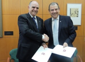 A la dreta el presidente del COMT, Fernando Vizcarro amb el rector de l'URV, Xavier Grau