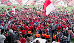 Invasió de camp al Nou Estadi, en el partit d'ahir contra Huracán.