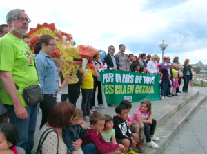 Una cinquantena de manifestants en favor de la immersió lingüística. Foto: Joan Marc Salvat