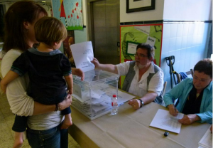 Una mare vota, aquesta jornada, al Col·legi Pau Delclòs. Foto: Jaume Garcia